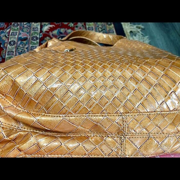 Nice roomy bag by New Directions - Picture 5 of 5